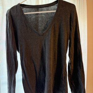 Banana Republic Charcoal Gray V-Neck Long Sleeve Tee – Size S